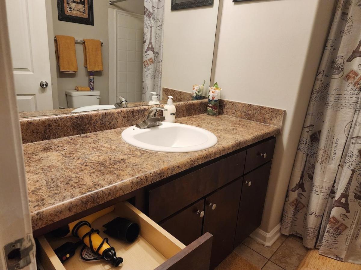 Two The Movies - Spacious - Sleeps 7 Instant Booking! Charlotte