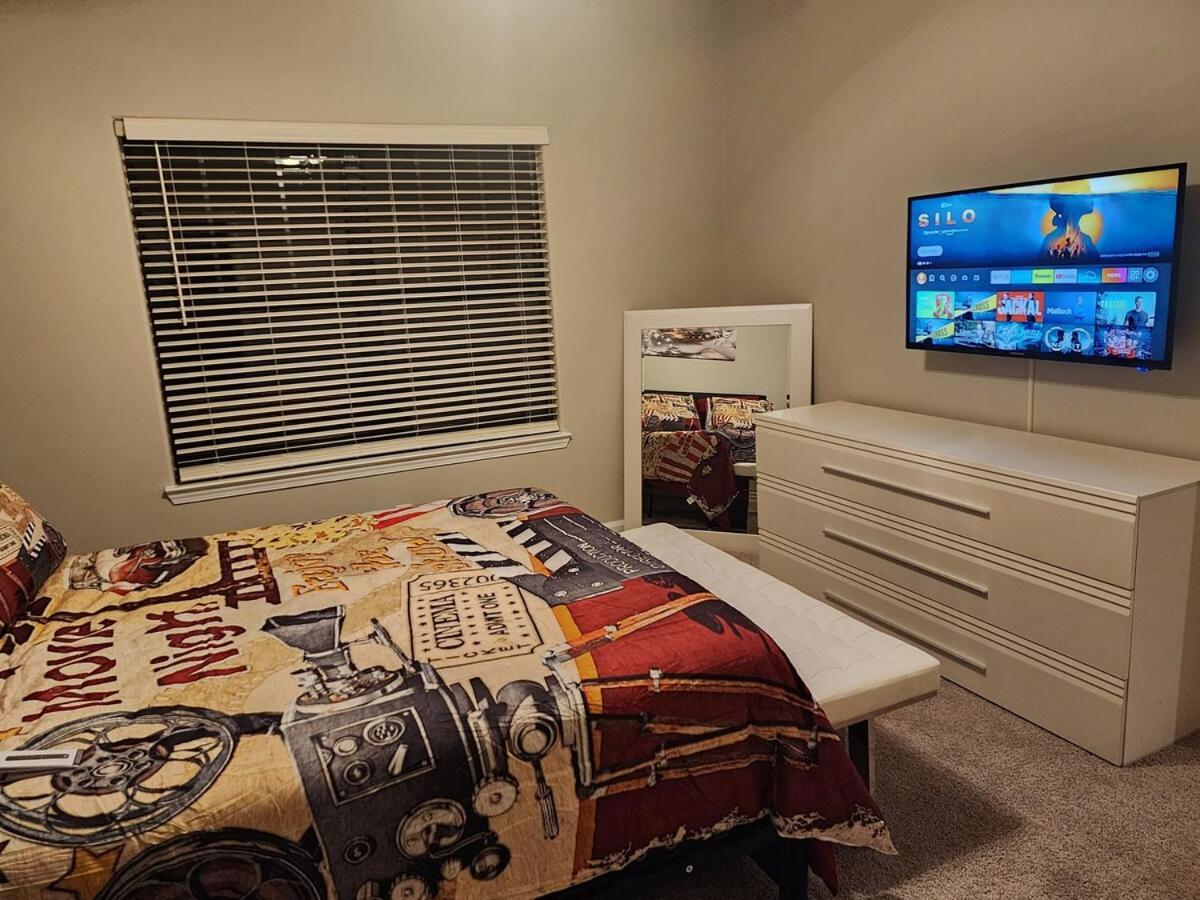 Two The Movies - Spacious - Sleeps 7 Instant Booking! * Charlotte