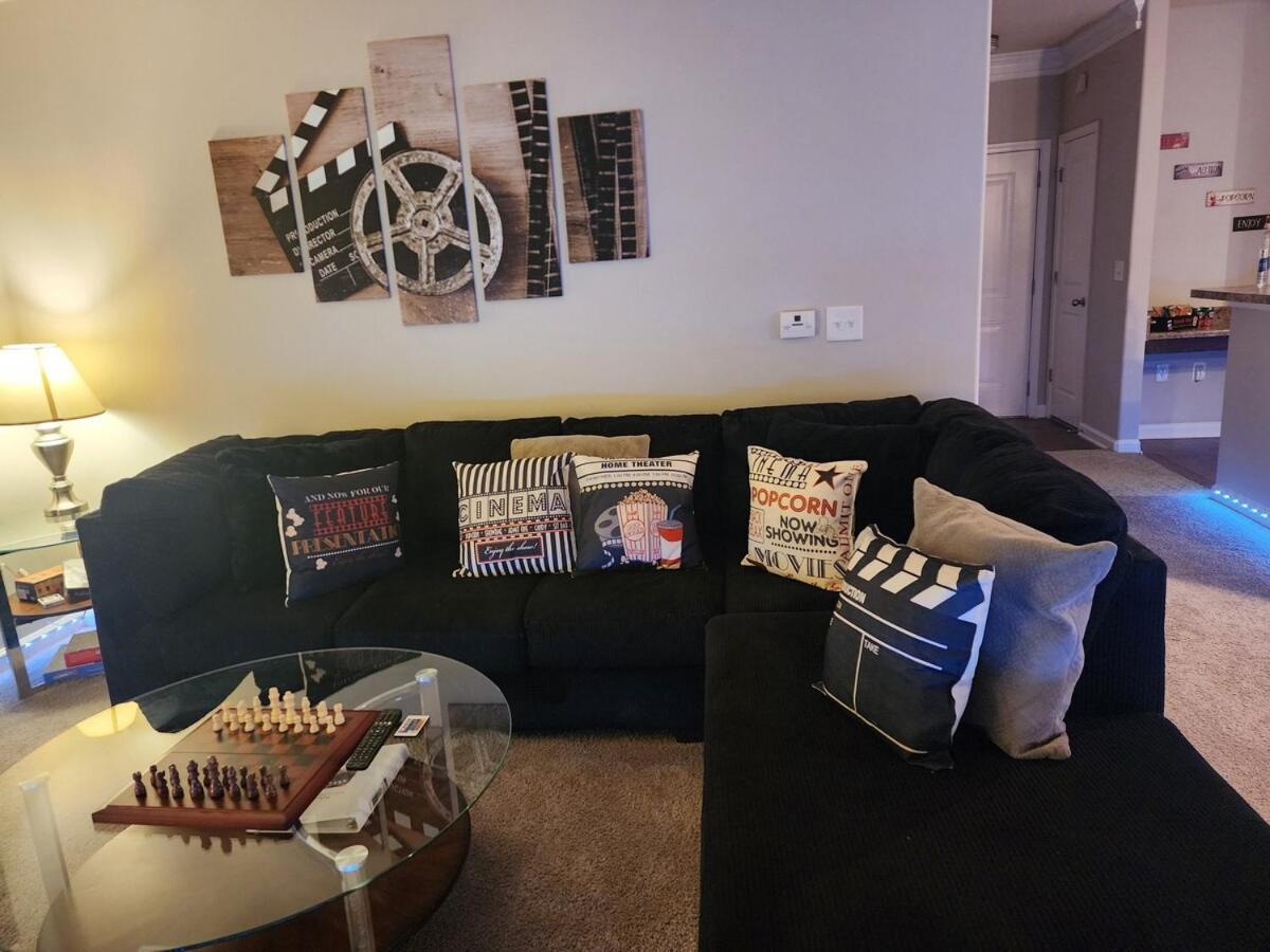Two The Movies - Spacious - Sleeps 7 Instant Booking! Apartment