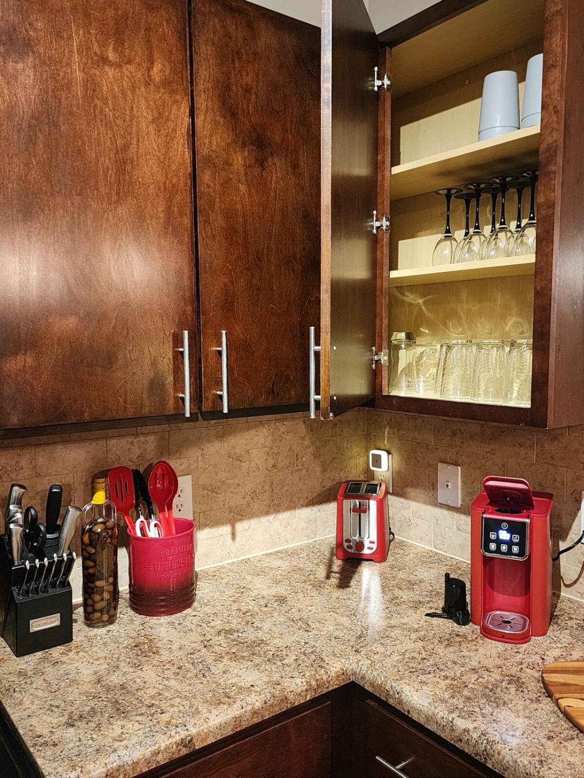 Apartment Two The Movies - Spacious - Sleeps 7 Instant Booking!