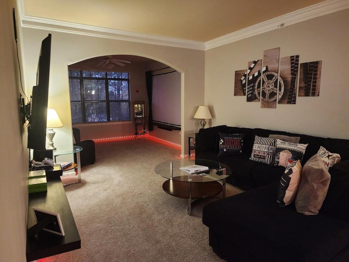 Two The Movies - Spacious - Sleeps 7 Instant Booking! *
