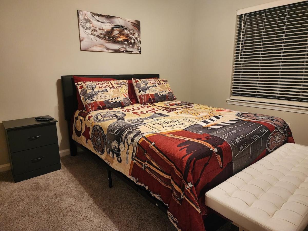 Two The Movies - Spacious - Sleeps 7 Instant Booking! * Charlotte