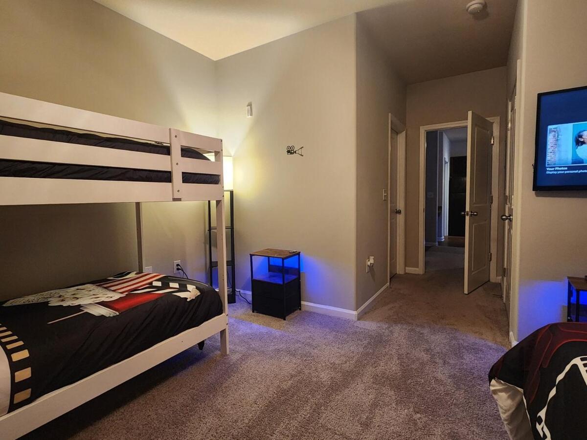Two The Movies - Spacious - Sleeps 7 Instant Booking! Apartment
