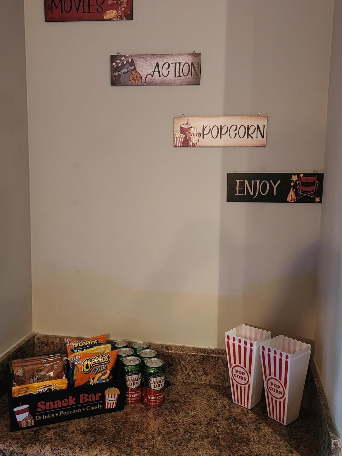 Two The Movies - Spacious - Sleeps 7 Instant Booking! Apartment *