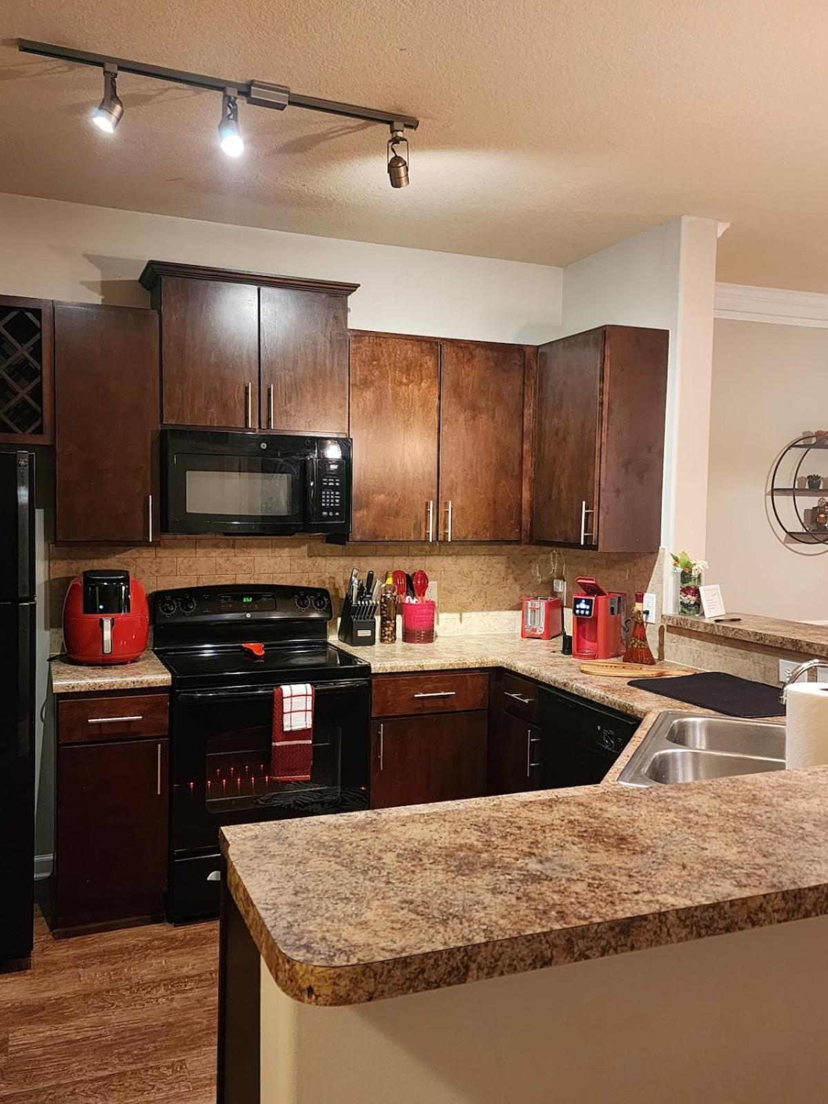 Apartment Two The Movies - Spacious - Sleeps 7 Instant Booking! *