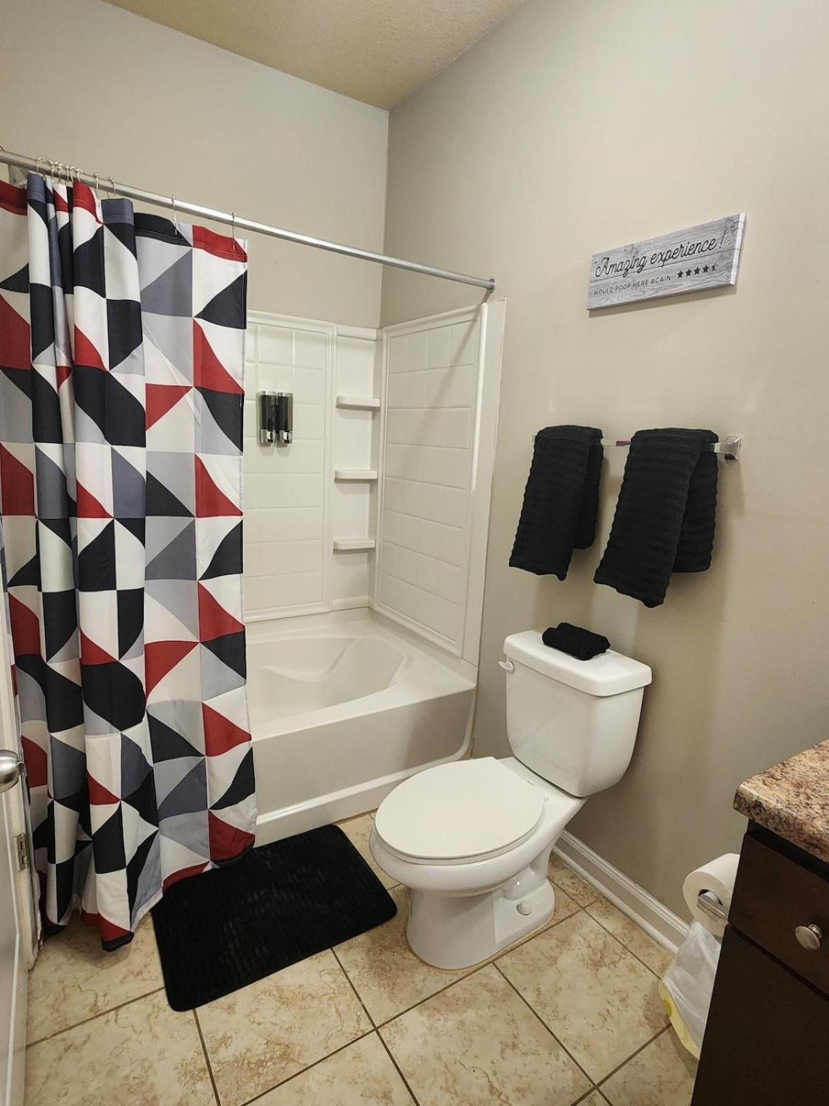 Apartment Two The Movies - Spacious - Sleeps 7 Instant Booking! Charlotte