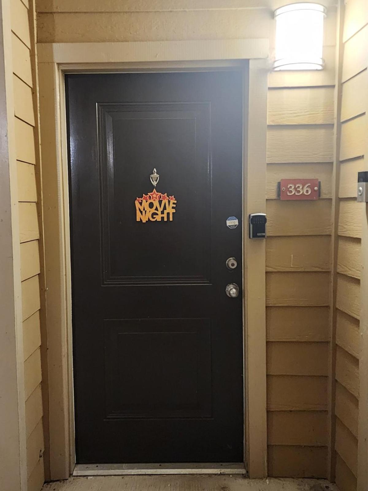 Two The Movies - Spacious - Sleeps 7 Instant Booking! Charlotte