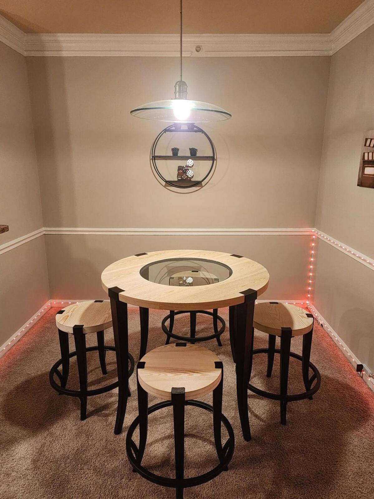 Apartment Two The Movies - Spacious - Sleeps 7 Instant Booking! *