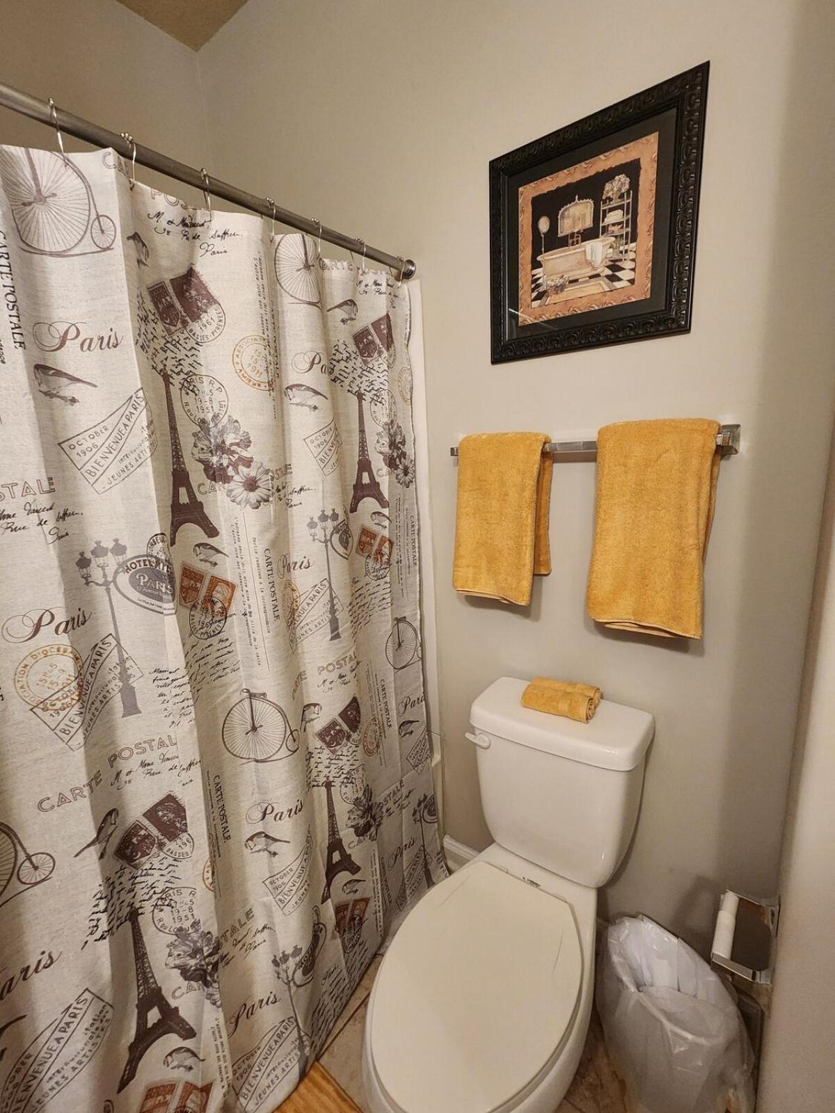 Two The Movies - Spacious - Sleeps 7 Instant Booking! * Charlotte
