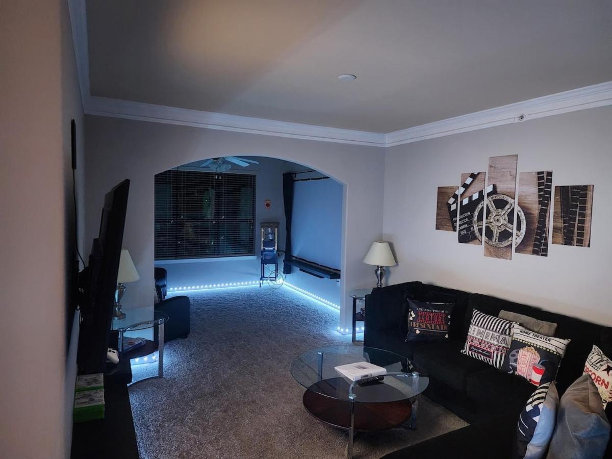 Two The Movies - Spacious - Sleeps 7 Instant Booking!