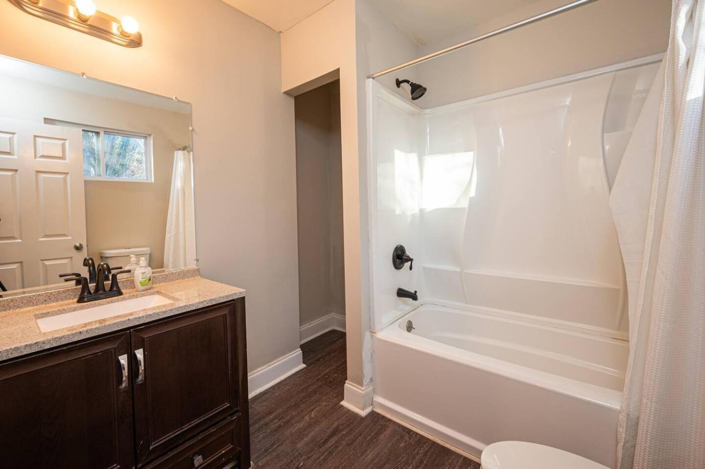 Comfy 3 Bed House,backyard,wifi-spacy