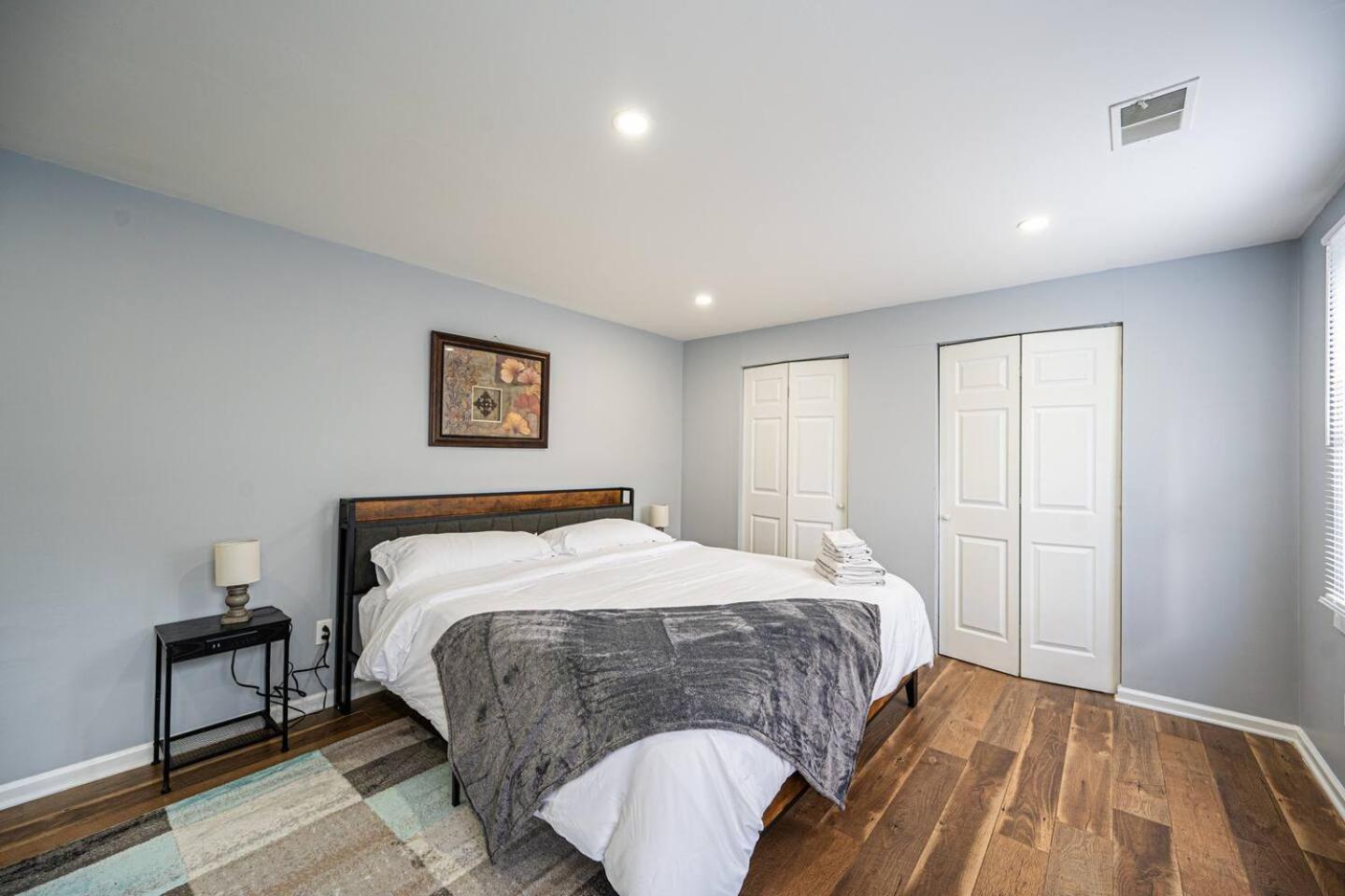 5bed Homesleeps16wifipooltablekingbed Holiday home Charlotte