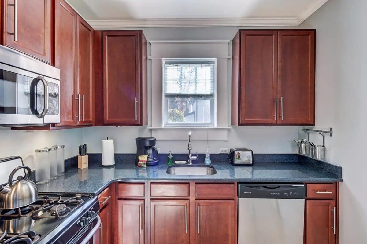 Chic Comfortable 2br With Porch Near Dilworth
