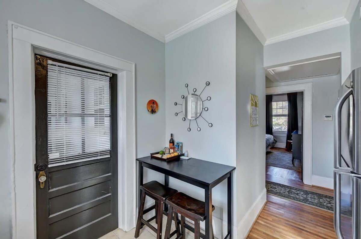 Bright And Restful 2br Near Uptown With Balcony Holiday home