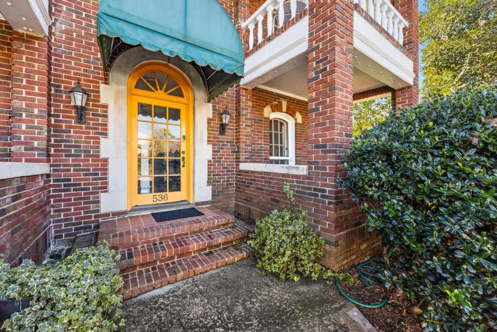 Holiday home Retro 1br In Elizabeth With Porch & Eclectic Design