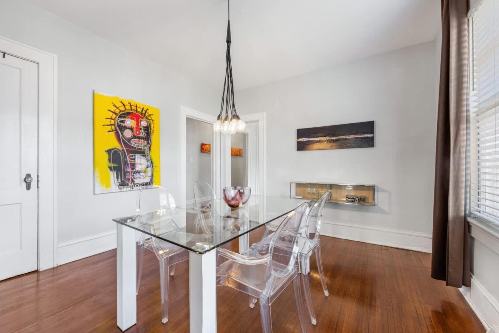 Holiday home Retro 1br In Elizabeth With Porch & Eclectic Design *