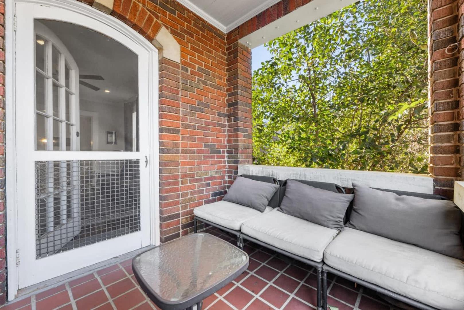 Retro 1br In Elizabeth With Porch & Eclectic Design Holiday home