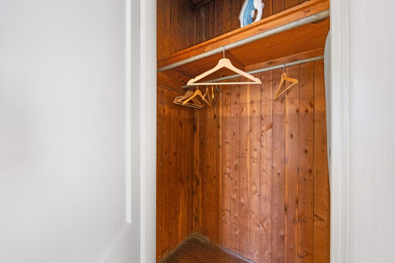 Holiday home Retro 1br In Elizabeth With Porch & Eclectic Design