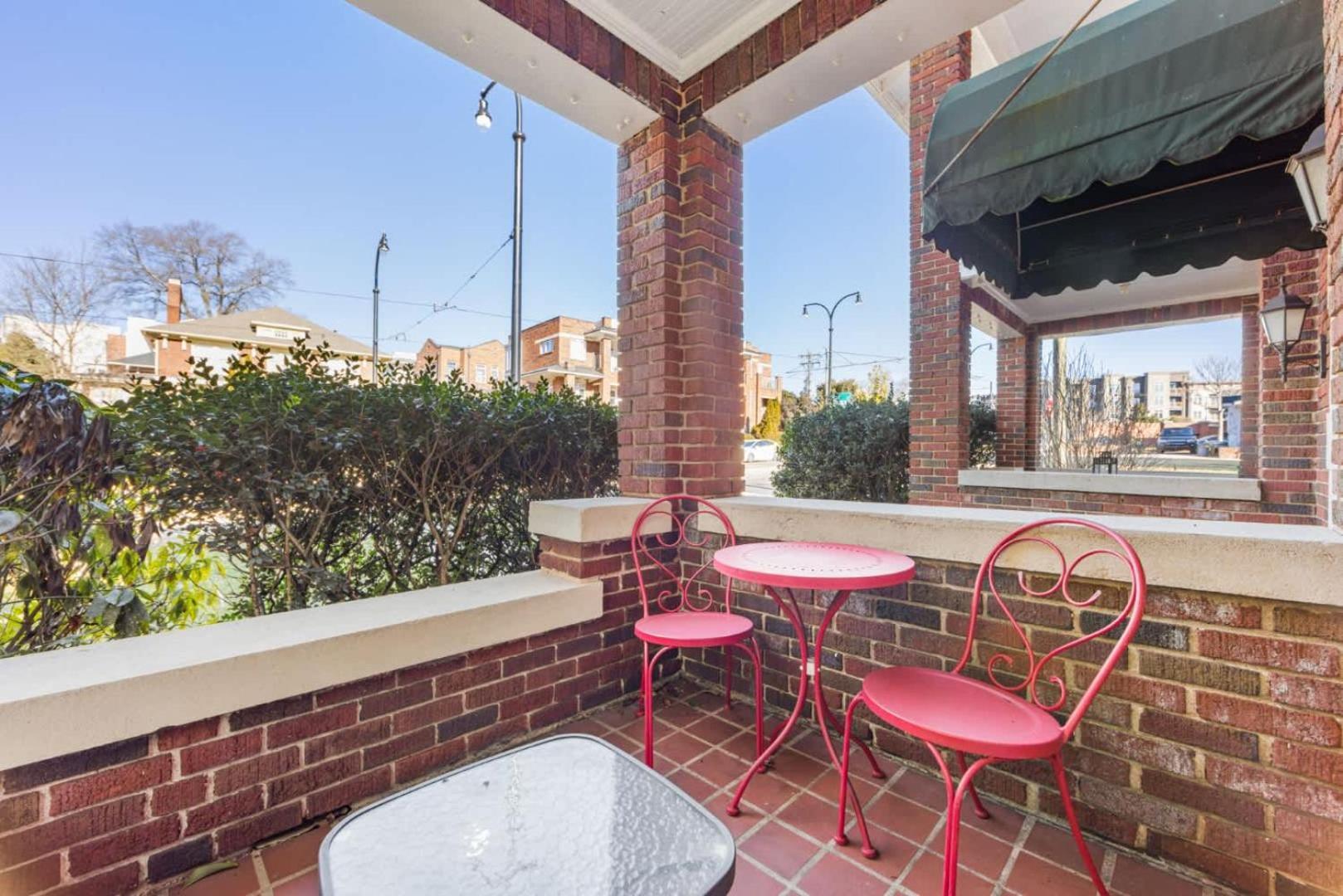Retro 1br In Elizabeth With Porch & Eclectic Design Holiday home *