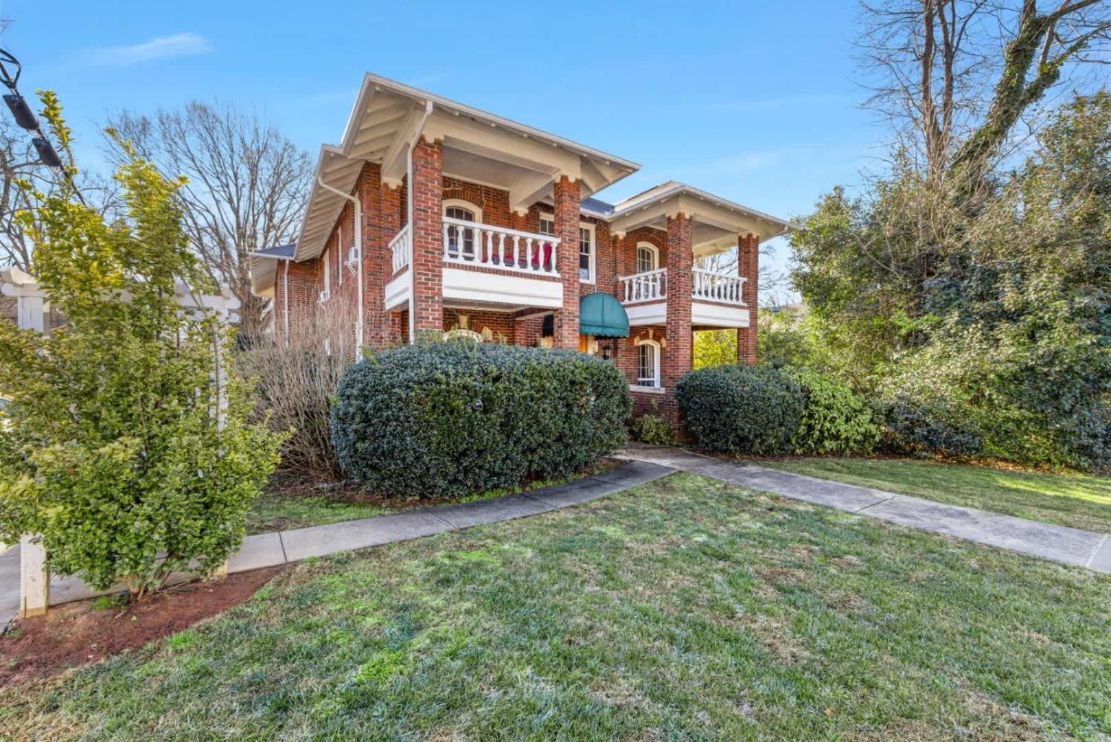 Holiday home Retro 1br In Elizabeth With Porch & Eclectic Design *