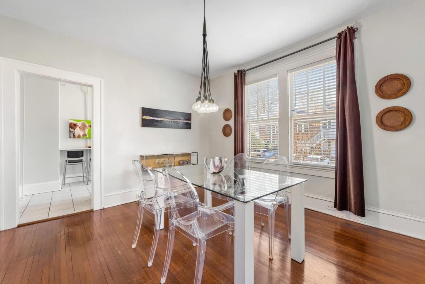 Retro 1br In Elizabeth With Porch & Eclectic Design Holiday home Charlotte