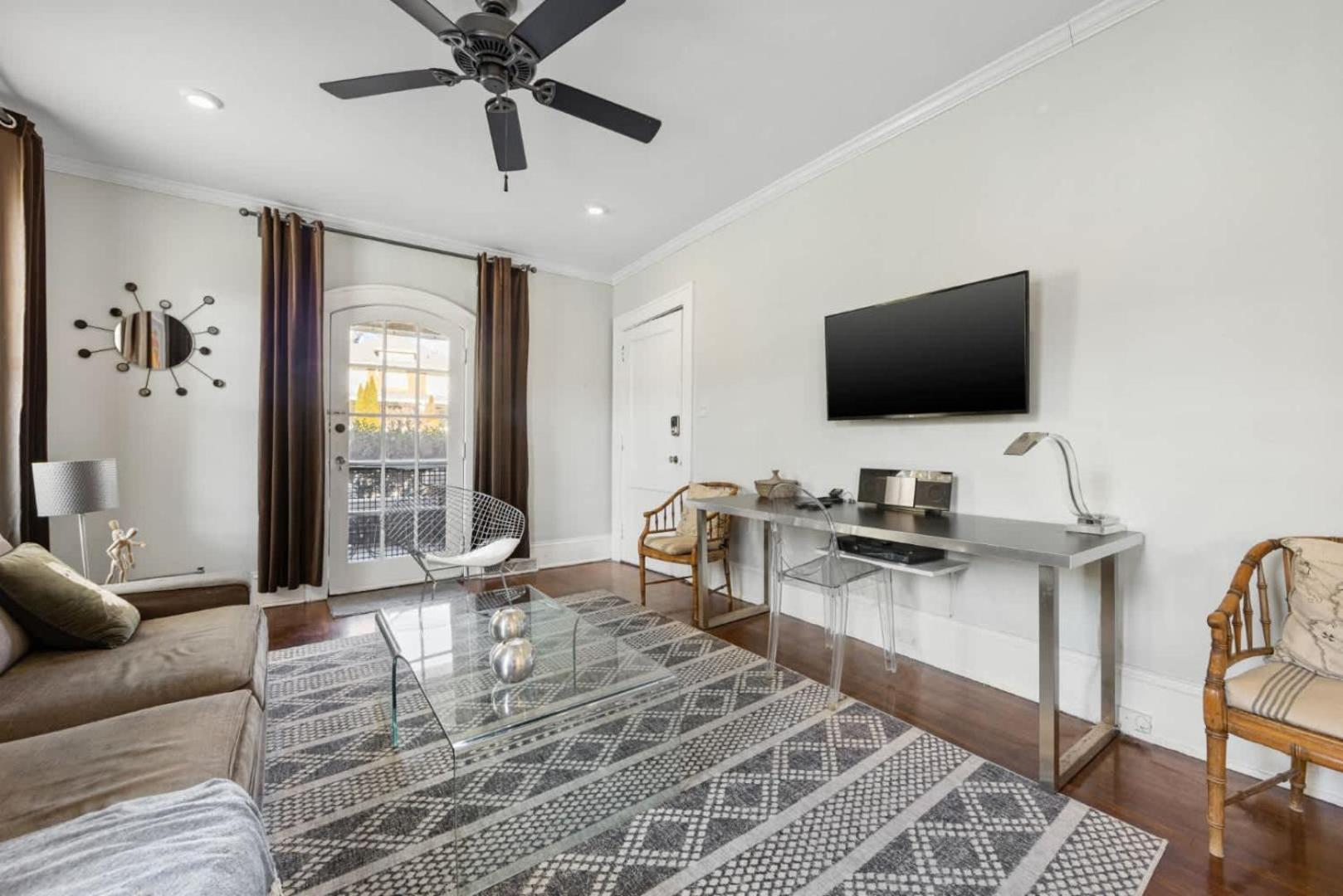 Holiday home Retro 1br In Elizabeth With Porch & Eclectic Design