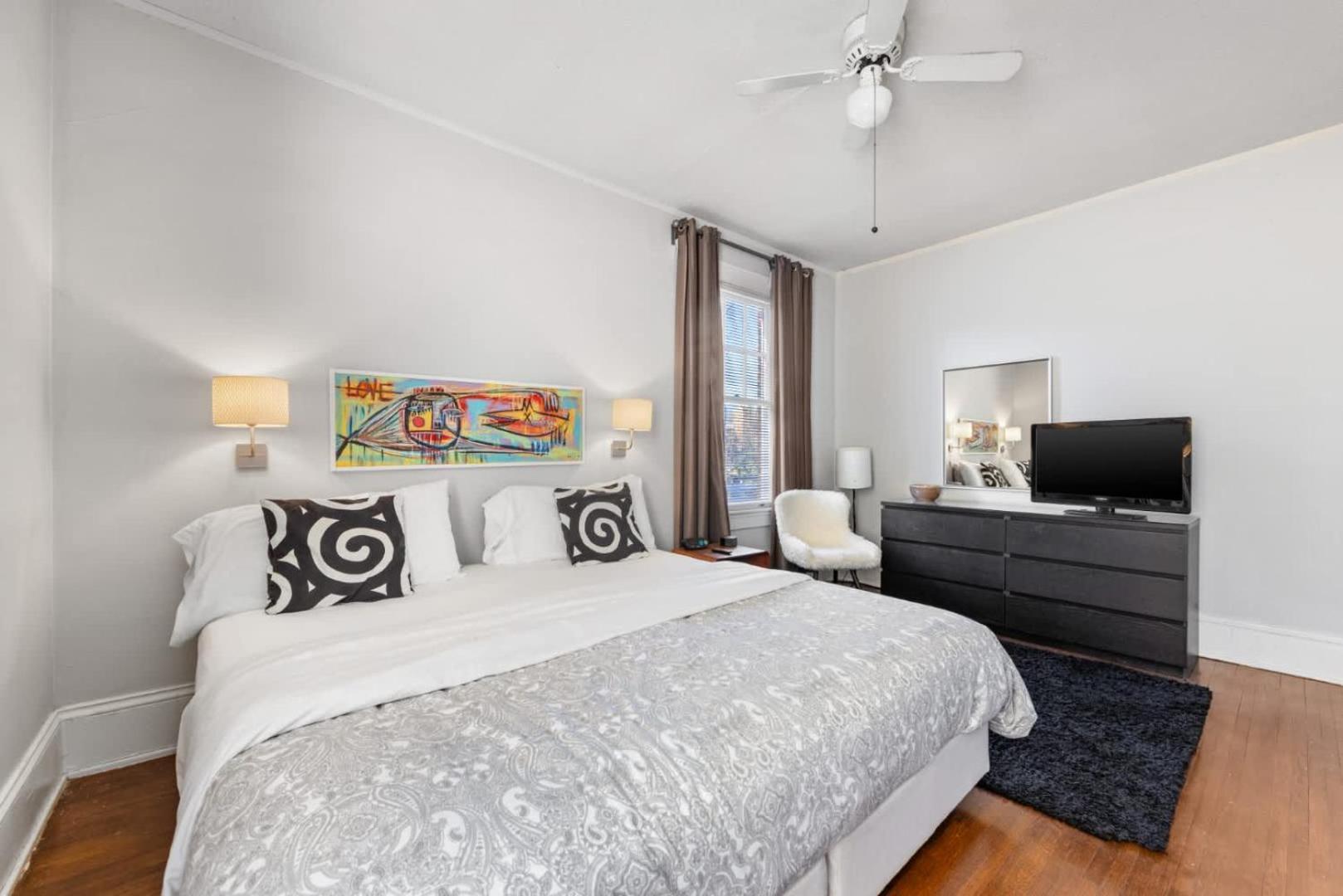 Retro 1br In Elizabeth With Porch & Eclectic Design
