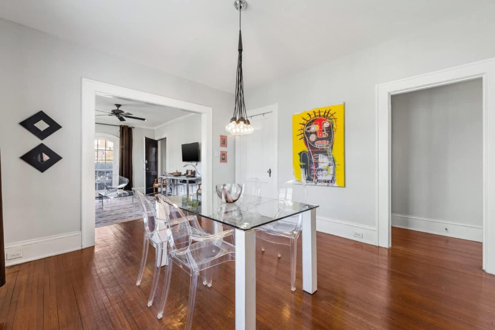 Retro 1br In Elizabeth With Porch & Eclectic Design Holiday home *