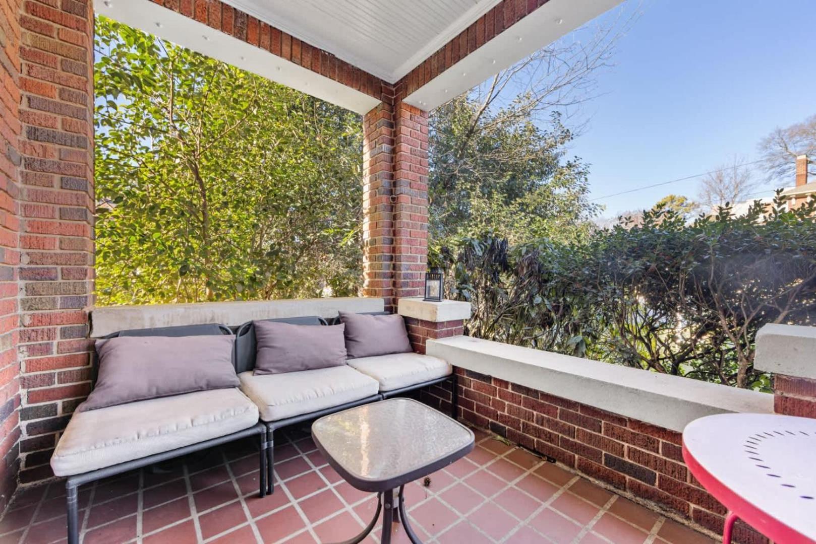Holiday home Retro 1br In Elizabeth With Porch & Eclectic Design