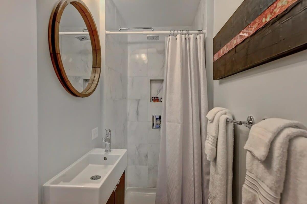 Modern 2br With Sunroom Near Uptown