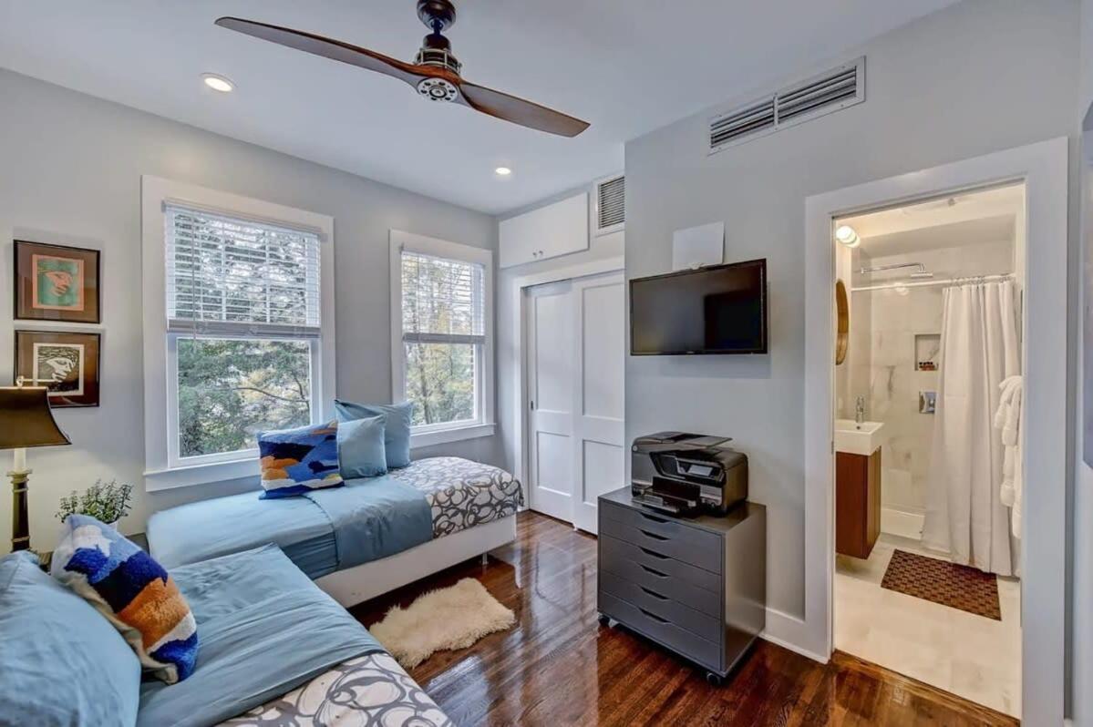 Holiday home Modern 2br With Sunroom Near Uptown