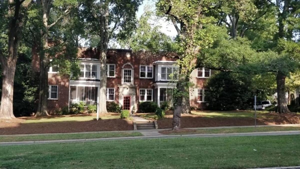 Holiday home Modern 2br With Sunroom Near Uptown *