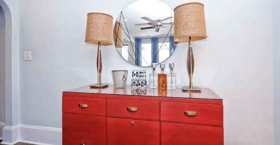 Light Filled 2 Bedroom In Myers Park With A Porch