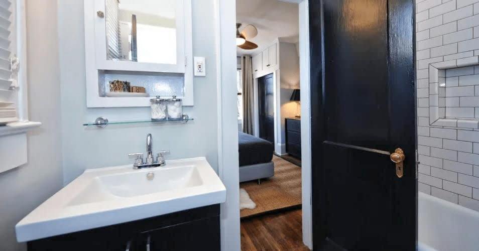 Light Filled 2 Bedroom In Myers Park With A Porch