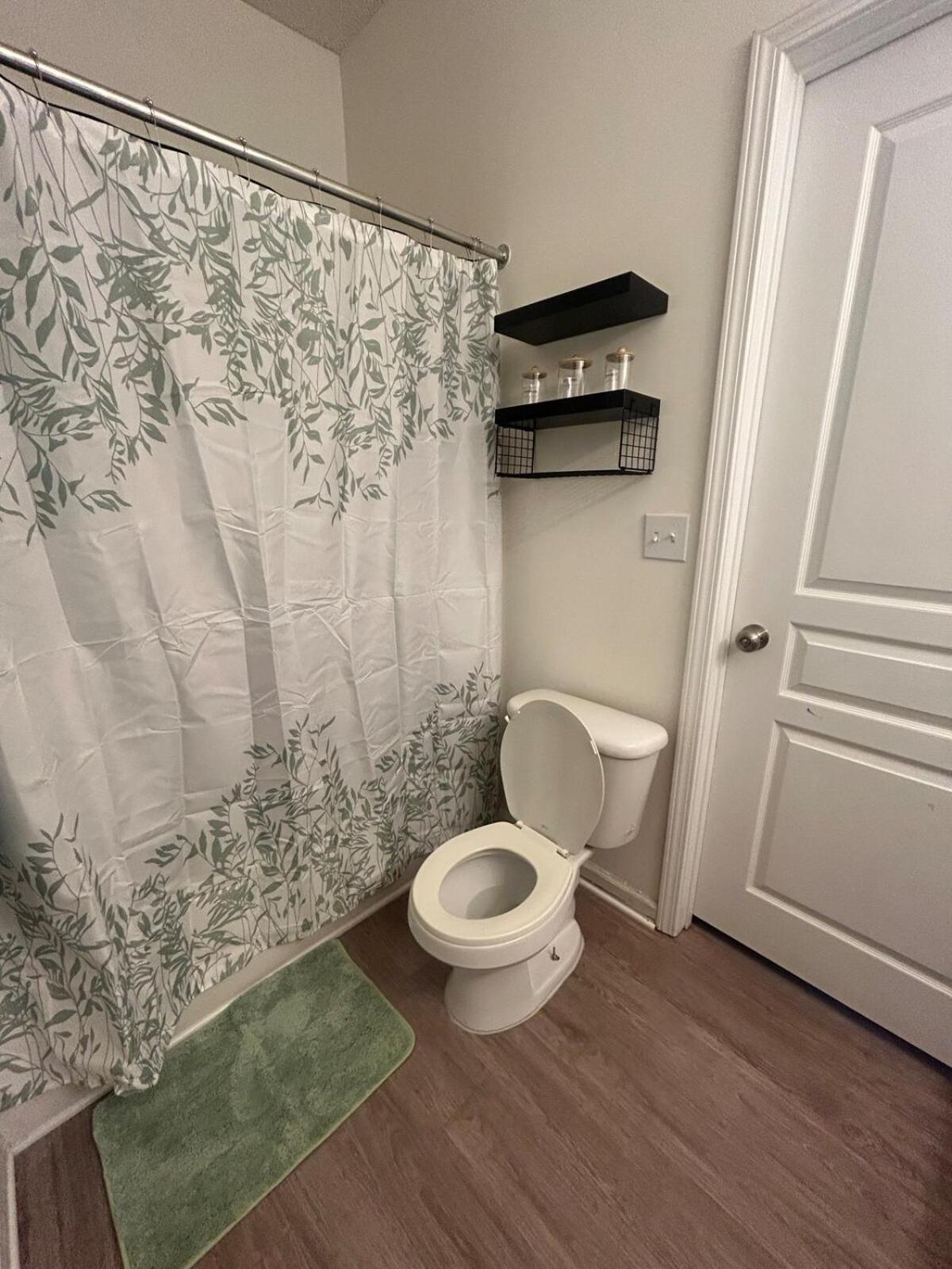 5 Min Uncc, 15 Min Uptown, 20 Min Clt Airport Apartment