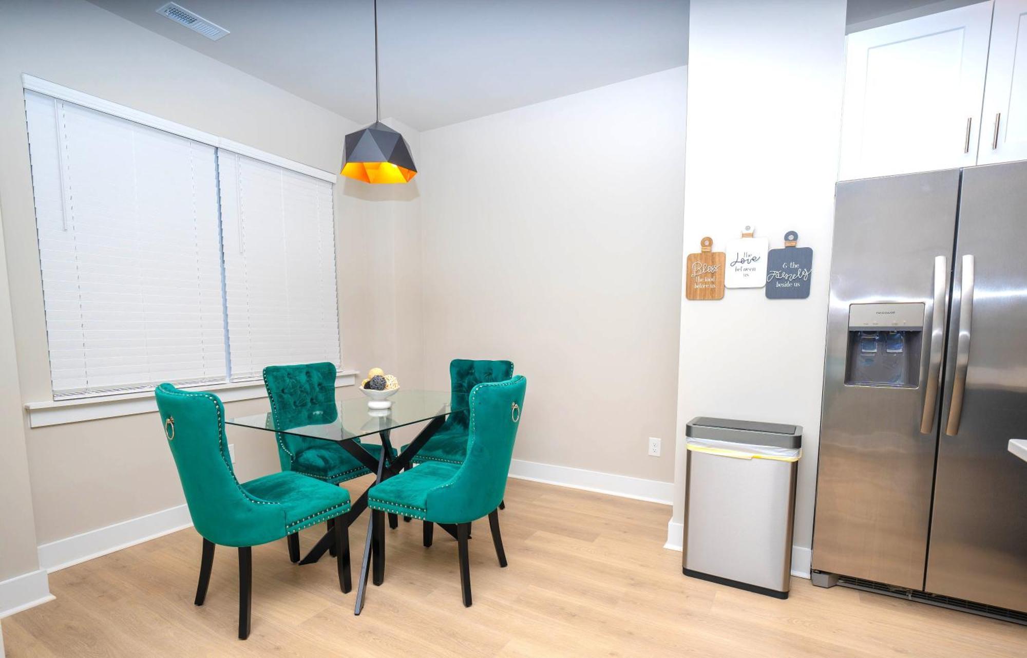 Cozy Downtown Retreat, Sleeps 8, Qbeds, Near Bojangles Coliseum Holiday home *