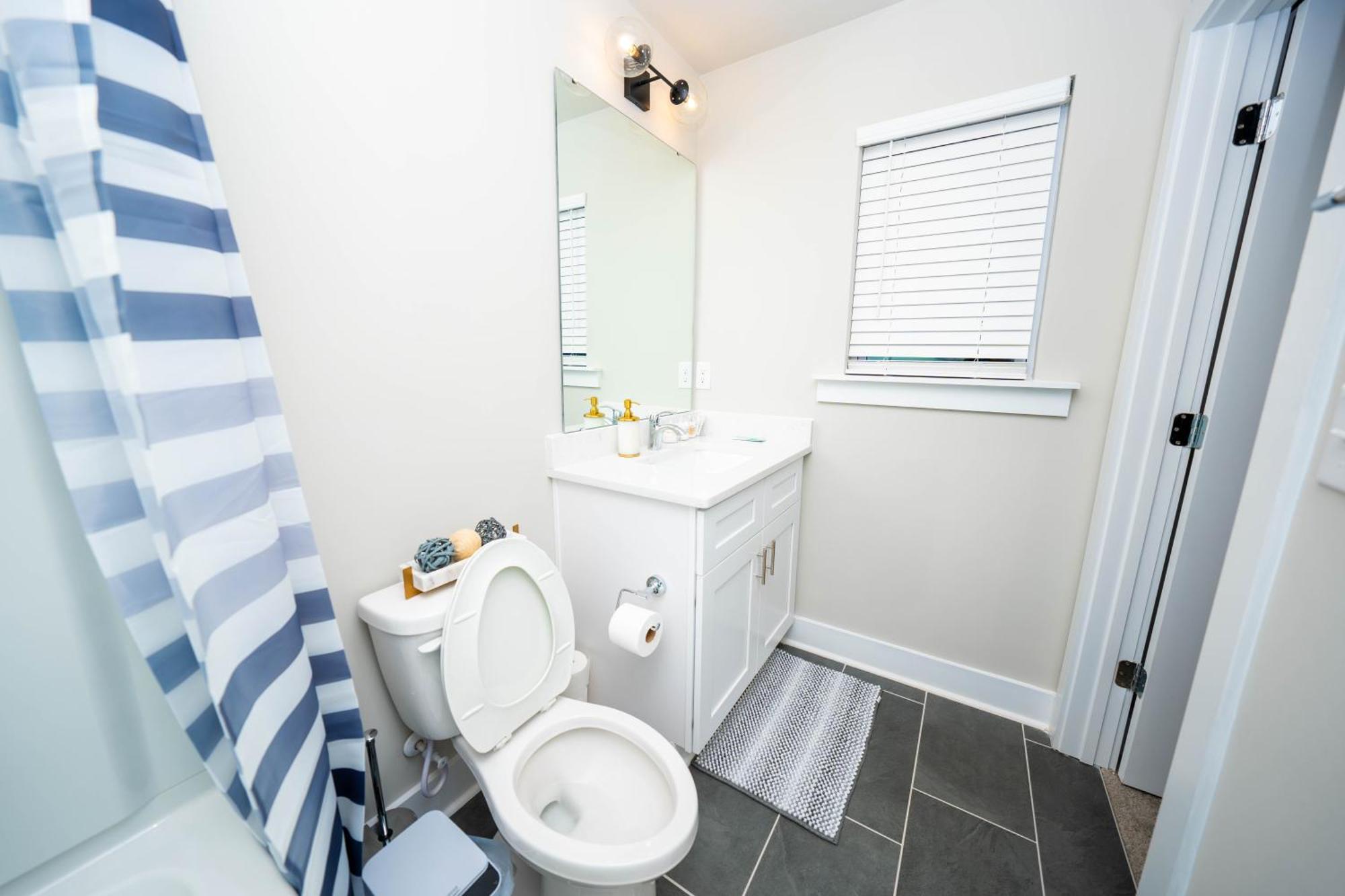 Cozy Downtown Retreat, Sleeps 8, Qbeds, Near Bojangles Coliseum *