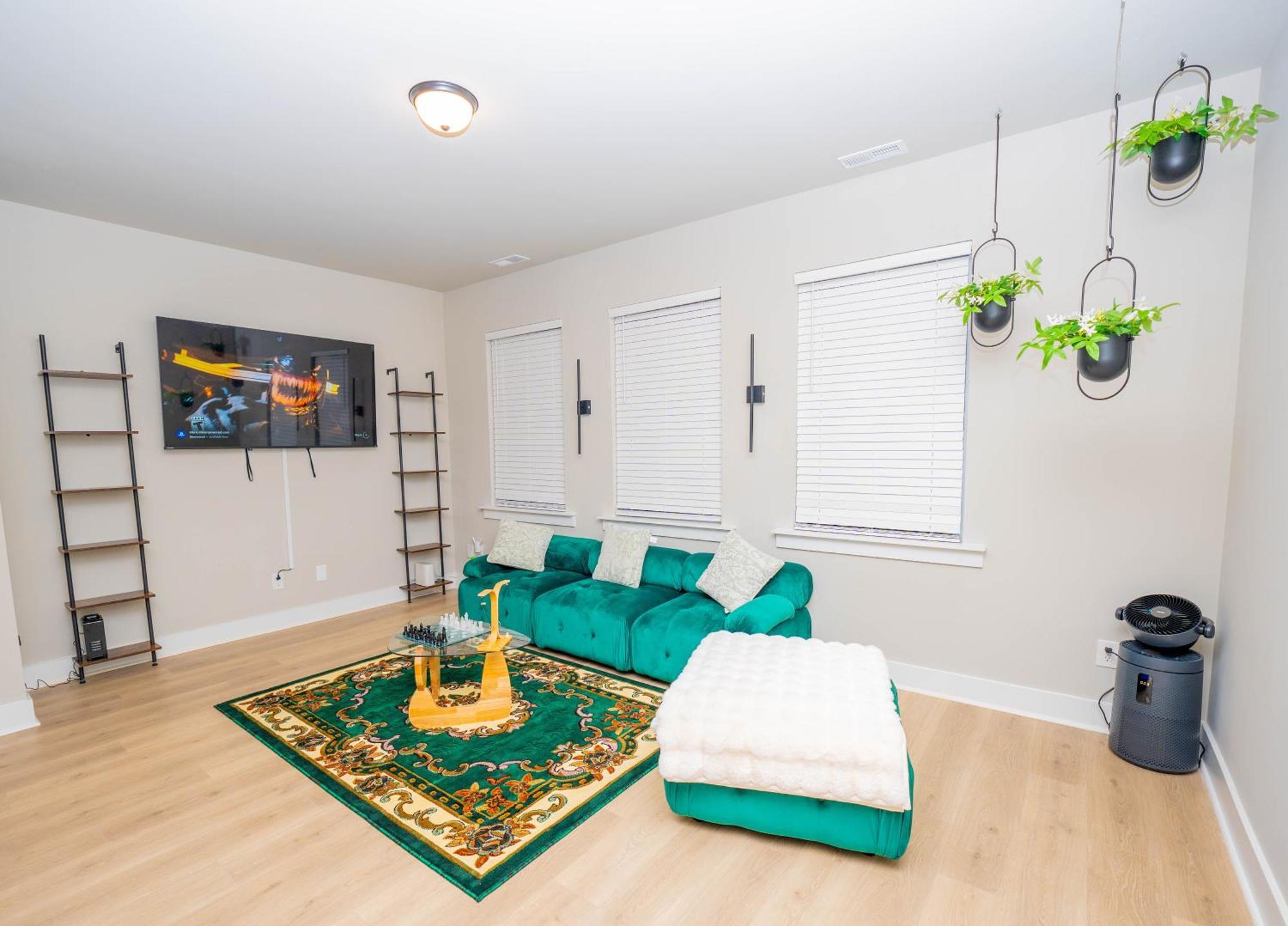Cozy Downtown Retreat, Sleeps 8, Qbeds, Near Bojangles Coliseum Holiday home *