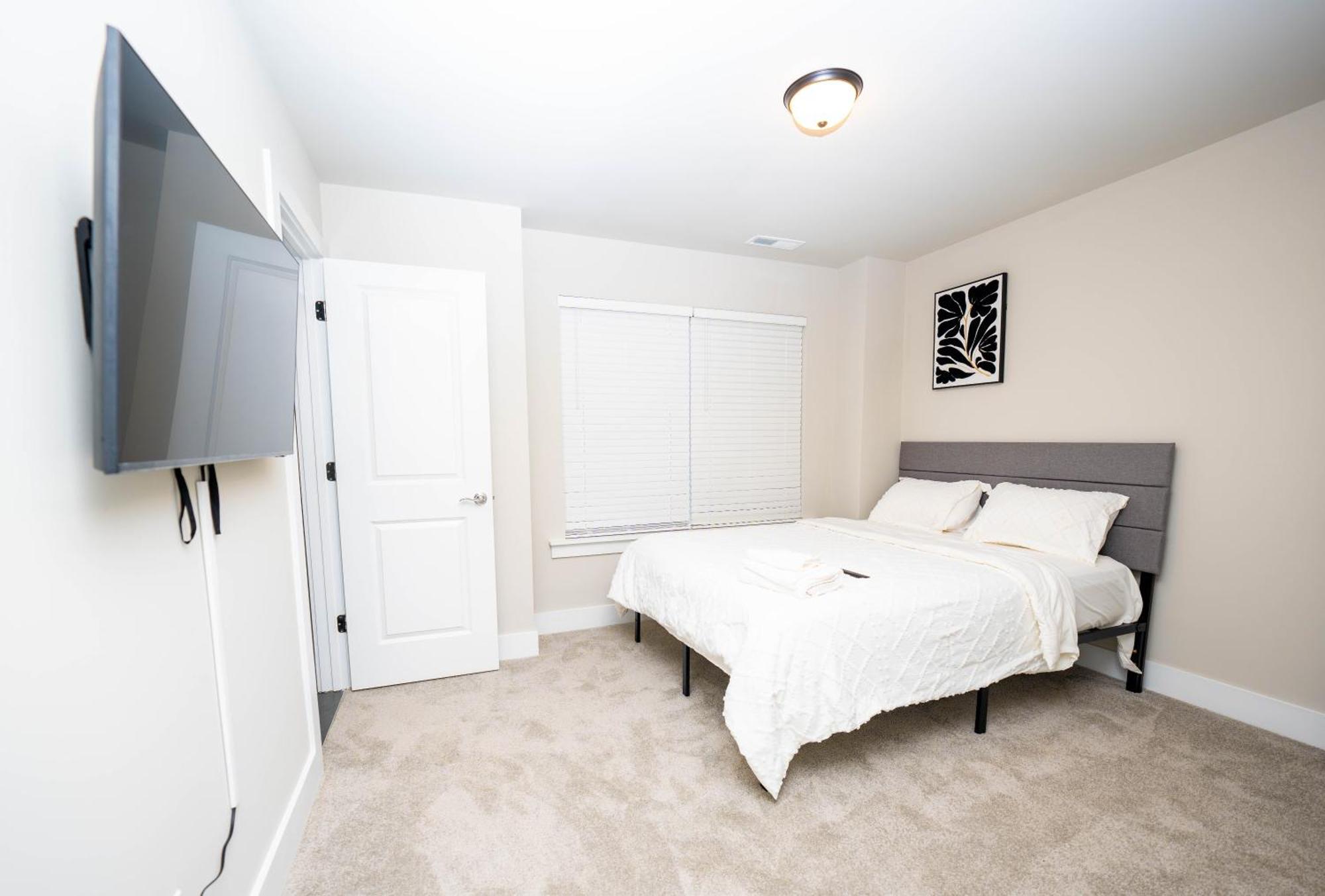 Holiday home Cozy Downtown Retreat, Sleeps 8, Qbeds, Near Bojangles Coliseum *