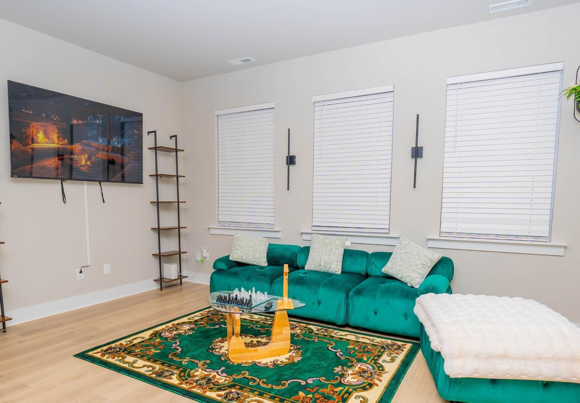 Cozy Downtown Retreat, Sleeps 8, Qbeds, Near Bojangles Coliseum * Charlotte