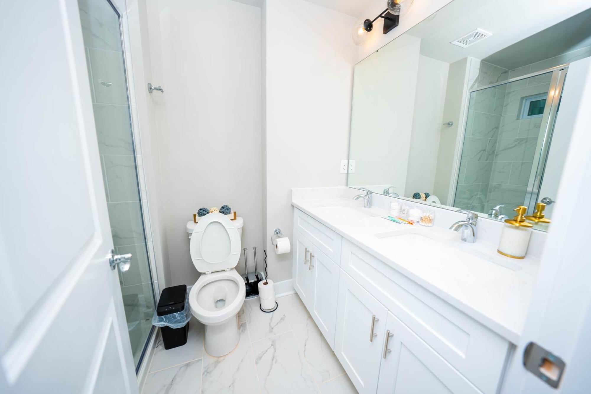 Cozy Downtown Retreat, Sleeps 8, Qbeds, Near Bojangles Coliseum Holiday home *