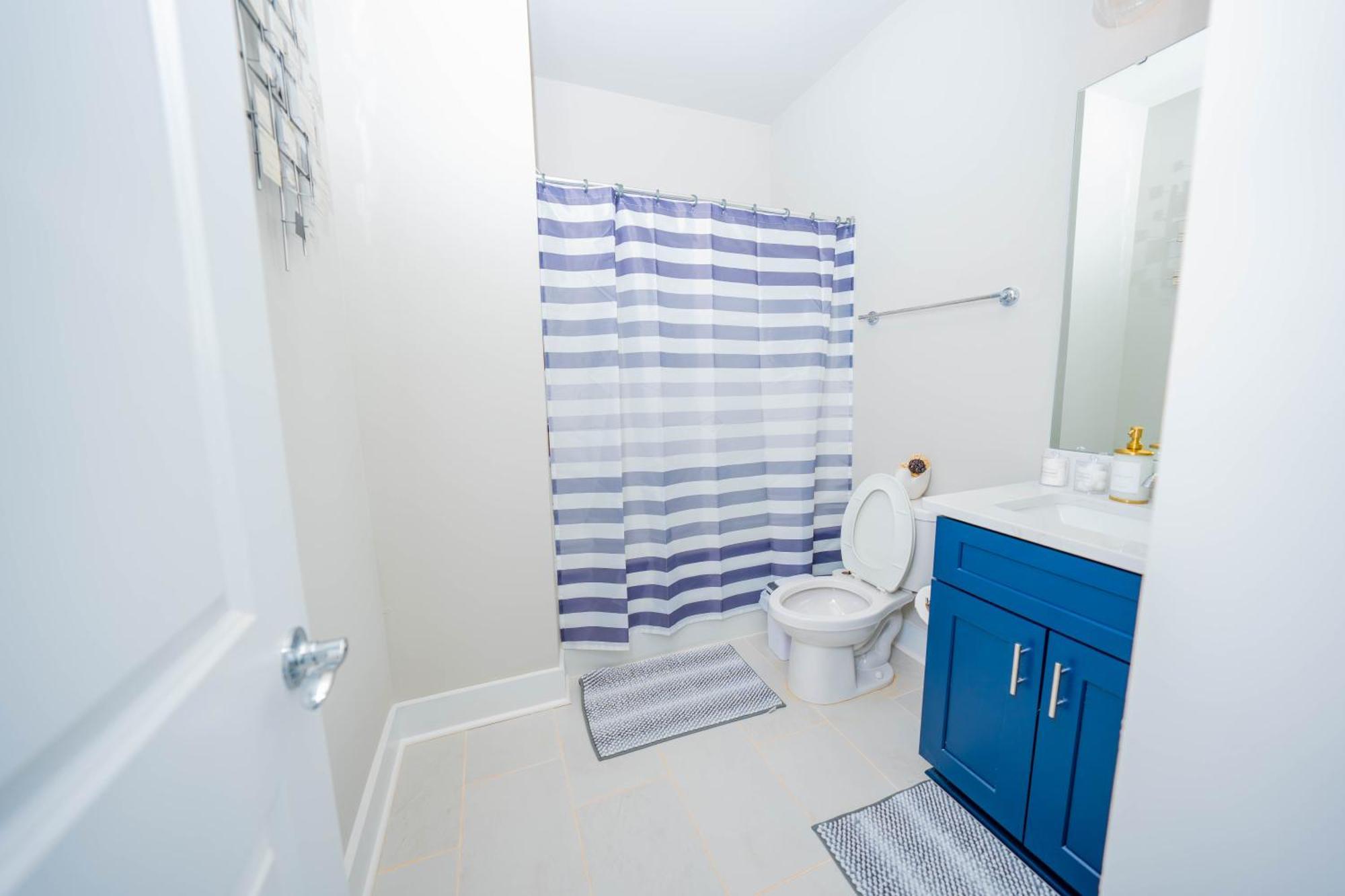 Cozy Downtown Retreat, Sleeps 8, Qbeds, Near Bojangles Coliseum Holiday home Charlotte