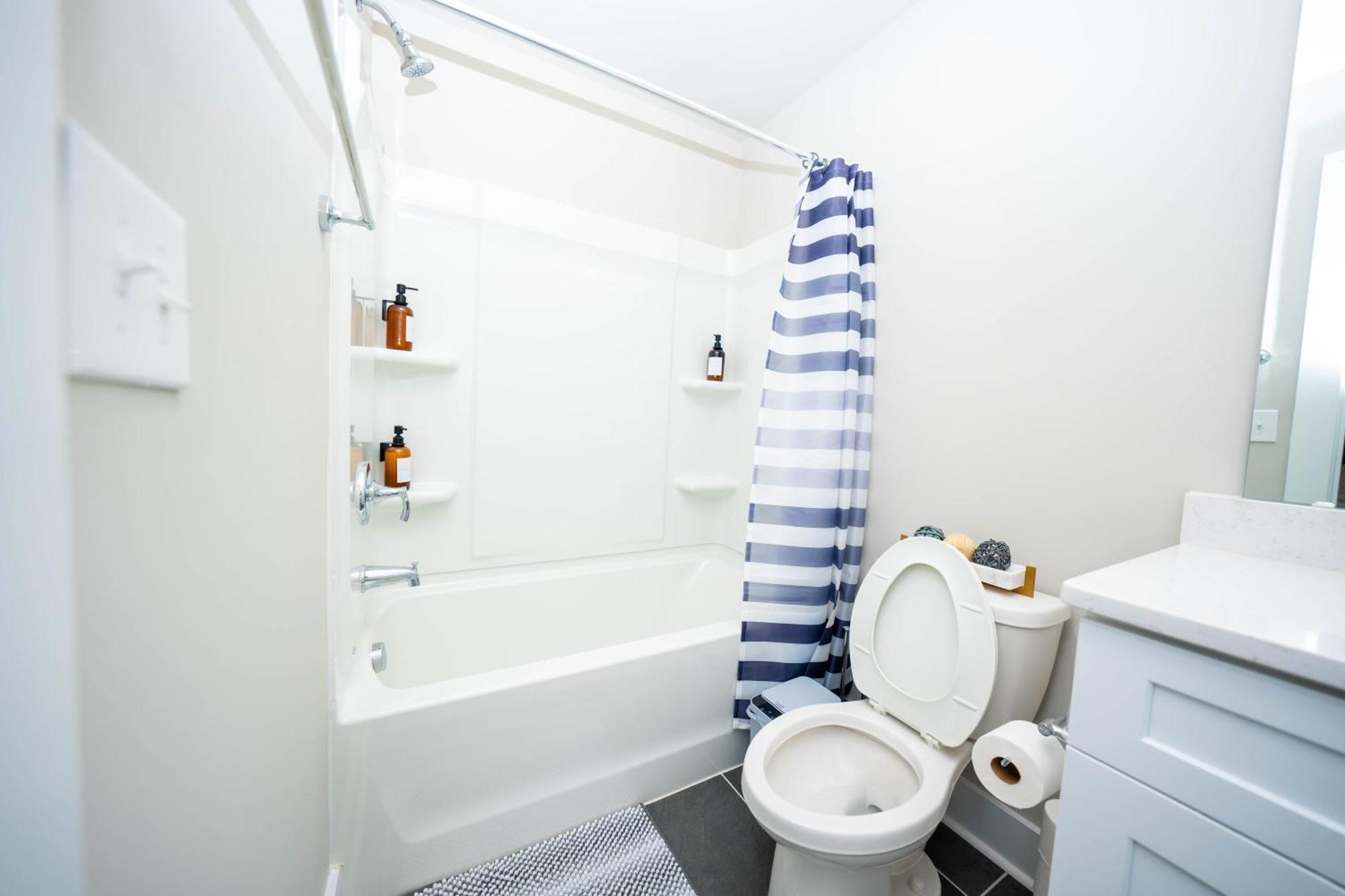 Cozy Downtown Retreat, Sleeps 8, Qbeds, Near Bojangles Coliseum Holiday home