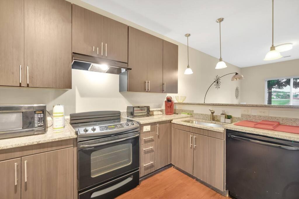 Apartment Convenient - King Bed - Heart Of Plaza