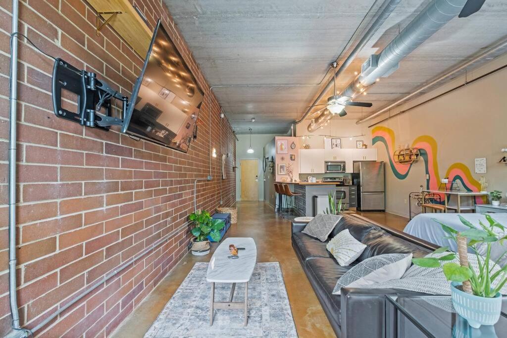 Fun & Eccentric + Uptown + Getaway + King Apartment *
