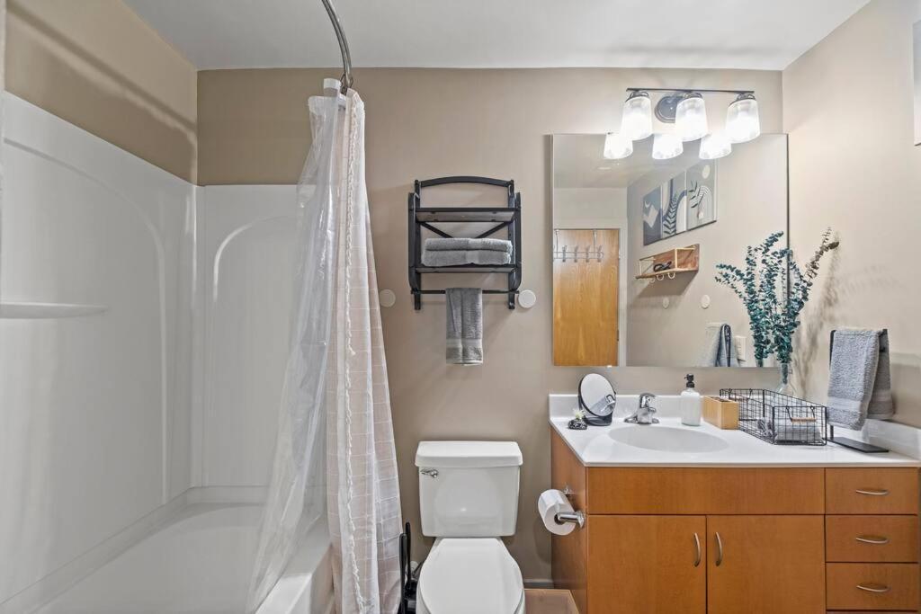 Fun & Eccentric + Uptown + Getaway + King Apartment Charlotte