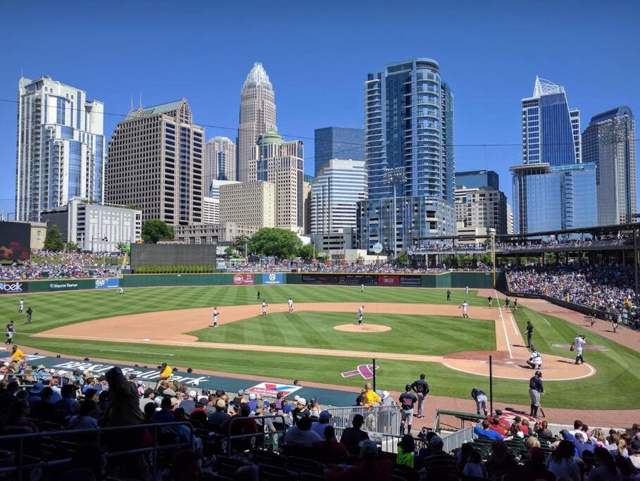 Apartment Fun & Eccentric + Uptown + Getaway + King Charlotte