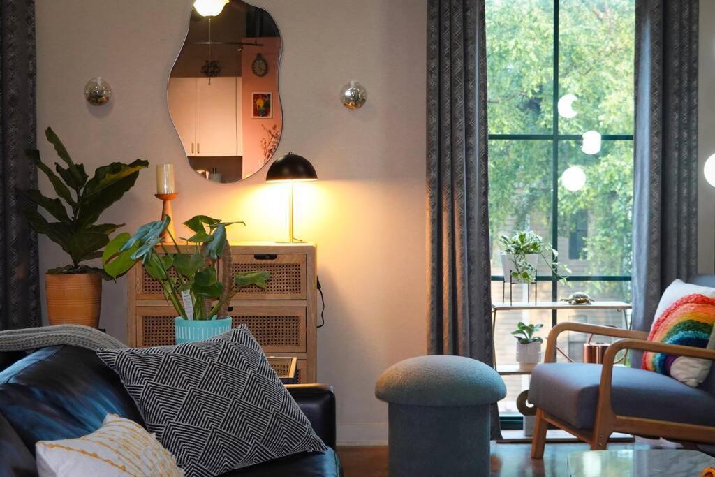 Fun & Eccentric + Uptown + Getaway + King Apartment