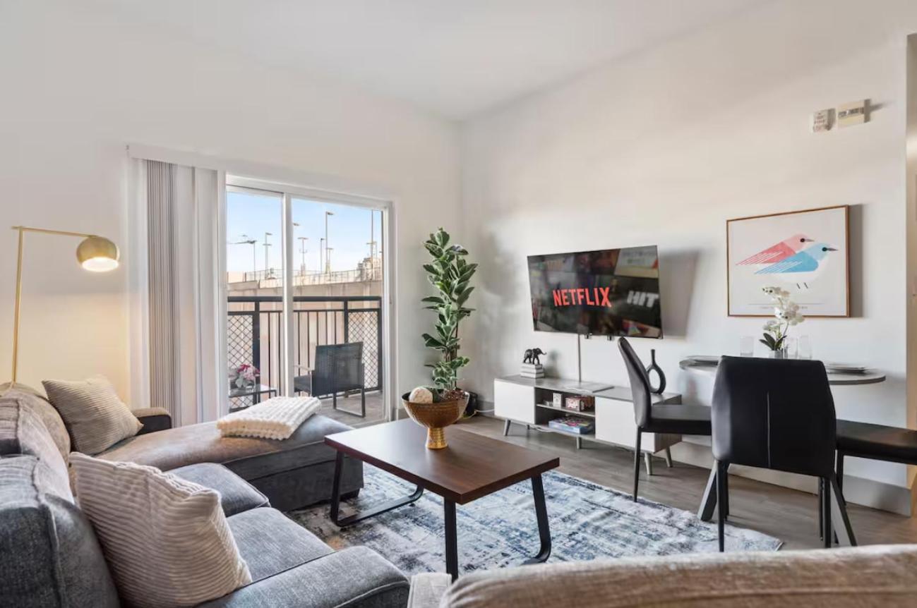 Apartment Cozy Charm - Spacious, Parking, Balcony, Gym *