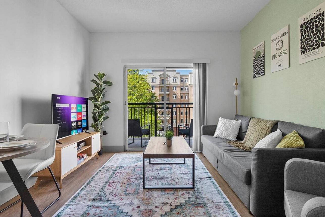 Cozy Urban Getaway - Free Parking, Gym, Stadium * Charlotte